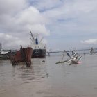 El martes 2 de marzo de 2021 se hundió en el río Guayas una embarcación abandonada en el río Guayas.