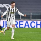 Alvaro Morata celebra el gol que anotó de penal para sentenciar el 3-1 a favor de la Juventus.