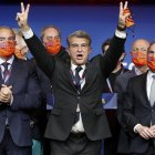 El presidente del FC Barcelona, Joan Laporta (c), celebra su victoria tras ser elegido como nuevo presidente del club azulgrana en las elecciones.