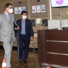 El alcalde de Quito, Jorge Yunda, rindió versión en la Fiscalía por el caso de la compra de pruebas PCR.