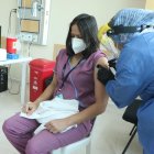 Vacunación. Este fin de semana continuó a administración de la primera dosis a los trabajadores de la salud.