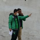 El asistente Ilia Castro, dialoga con Giovanny Cumbicus, entrenador principal de Mushuc Runa.