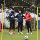 El portero estelar, Alexander Domínguez (i), entrenó junto a Galíndez y Ortiz.