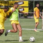 Barcelona continúa con los trabajos en la cancha alterna del Monumental, mientras su director técnico, Fabián Bustos, se recupera de una intervención quirúrgica.