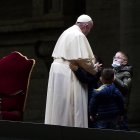 Debido a la pandemia el Papa celebró el ritual católico en la Plaza de San Pedro vacía.