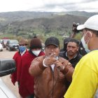 Arenga. Mientras bloquea la carretera para impedir el paso de Guillermo Lasso, el alcalde despotrica contra los “monos” y “malditos” que tanto odia.
