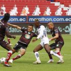 Carlos Feraud, volante de Mushuc Runa, tomó la camiseta de Jhojan Julio dentro del área. Aunque el jugador albo reclamó, el juez central determinó que esa acción no ameritaba señalar un tiro penal.