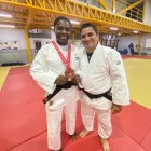 Recibimiento. Roberto Ibáñez, presidente de la Federación Ecuatoriana de Judo, dio la bienvenida a Chalá con la medalla del Grand Slam.