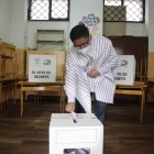 La elecciones avanzan en los recintos electorales.