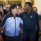 Diego Armando Maradona (i) y Pelé (d) siempre se respetaron, el brasileño lo despidió con un "te quiero, amigo".