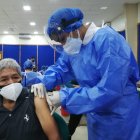 Adultos mayores y personas con discapacidad se están vacunando este 13 de abril en dos de los puntos de vacunación administrados por el Municipio de Guayaquil.