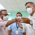 Jorge Wated y el ministro de Salud, Camilo Salinas, en un recorrido por uno de los centros del Plan Vacunarse.