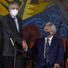 El presidente electo, Guillermo Lasso, junto al presidente saliente, Lenín Moreno, durante los saludos protocolares.
