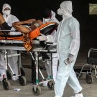 Los trabajadores sanitarios atienden a un paciente sospechoso de covid-19 que espera fuera del centro de salud Covid-19 en Mumbai, India, el 19 de abril de 2021.