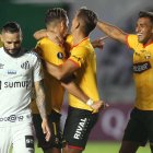 Los amarillos, festejando el autogol de Santos, que puso el 0-2 definitivo.