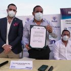 Acuerdo. El alcalde Dalton Narváez (d) y un representante de Sercobe.