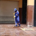 Un trabajador limpia las calles de Guayaquil, en la zona regenerada del centro.