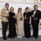 Los productores Peter Spears, Frances McDormand, Chloe Zhao, Mollye Asher y Dan Janvey, ganadores del premio a la mejor película por "Nomadland", posan en la sala de prensa.
