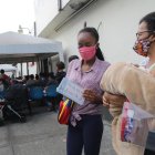 Andrea Rojas, madre de Familia, encontró ayer una dosis de pentavalente después de recorrer por un mes centros de salud de MSP.