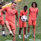 Carlos Garcés (c), será titular este miércoles 28 de abril frente al The Strongest.