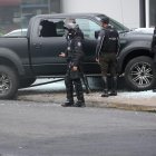 Dentro de esta camioneta negra, la Policía encontró el cuerpo sin vida de la víctima.