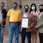 Carlos Medina (c), director del Observatorio Ciudadano contra el Abuso de los Recursos Públicos.