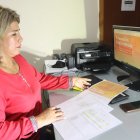 La maestra María Eugenia Rodríguez elabora su plan de trabajo que ejecutará durante las primeras semanas del nuevo año lectivo.