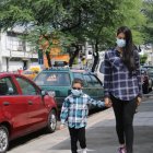 Gestión. Daniel, tomado de la mano de su madre, Alejandra Paredes, sigue en trámites por su carné.