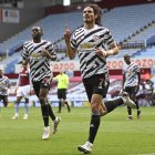 Edinson Cavani (c) marcó el último gol en el choque ante Aston Villa.