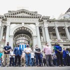 Empleados municipales, durante la preparación de una campaña contra la pandemia.