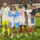 El delantero ecuatoriano, Jordy Caicedo, festeja con la Bandera de Ecuador después de conseguir el título.