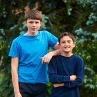 Ellos son Harry y Charlie, dos hermanos que fueron grabados por Howard Davies-Carr mientras jugaban.