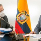 Simón Cueva, ministro de Finanzas entrante junto a Mauricio Pozo, titular de la cartera de Estado saliente, en la entrega de reformas pendientes.