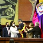 La presidenta de la Asamblea, Guadalupe Llori, coloca la banda presidencial a Guillermo Lasso.