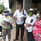 Algunos de los usuarios de CNEL que reclamaron al pie de la Defensoría del Pueblo por facturas altas.