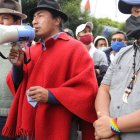 Iza junto a Jaime Vargas durante una comparecencia a la Fiscalía en donde se investigan los hechos de octubre de 2019.