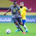 Enner Valencia recibió la segunda tarjeta amarilla en el duelo ante Brasil.