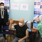 El segundo manadatario, Alfredo Borrero, recibió en Quito la primera dosis de vacunación.