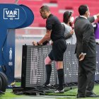 El árbitro central del encuentro entre Ecuador vs. Brasil, el uruguayo Esteban Ostojich, tuvo un par de llamados del VAR.