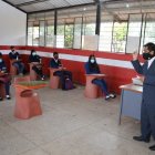 En las aulas de las instituciones educativas se cumple con el distanciamiento físico.