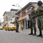 Personas de las Fuerzas Armadas realizan controles en las calles de La Libertad.