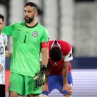 Lionel Messi, delantero de Argentina, saluda con el guardameta Claudio Bravo.