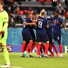 Los jugadores franceses celebran mientras el meta alemán Manuel Neuer muestra su enojo.