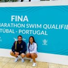 Samantha Arévalo junto al entrenador Santiago Enderica en la sede de las competencias este fin de semana, en Portugal.