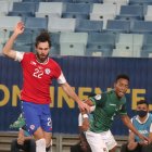 Ben Brereton de Chile disputa hoy el balón con Jairo Quinteros de Bolivia.