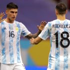Joaquín Correa (i) y Guido Rodríguez (d) de Argentina celebran hoy ante Uruguay.