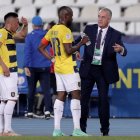 Gustavo Alfaro dándole indicaciones a los referentes de la Tri: Valencia y Mena.