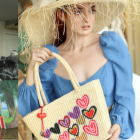 Vestido de la diseñadora Irina Abad y Cartera de Amoretto.