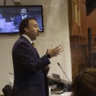 En el Pleno. El correísta acata la Constitución para tranquilizar a aquellos asambleístas a quienes preocupa "esa leguleyada".