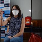 La ministra de Salud, Ximena Garzón, recibió en Quito la primera dosis de la vacuna Sinovac.